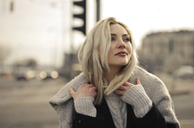 Sokaktaki bir kadının portresi.