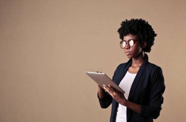 Tablet kullanırken genç bir kadının portresi