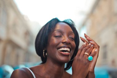 Gülen genç bir kadının portresi