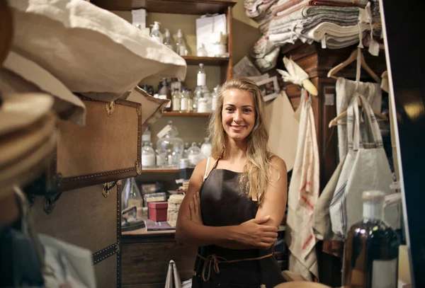 Mujer Joven Trabaja Una Tienda Artesanía Local —  Fotos de Stock