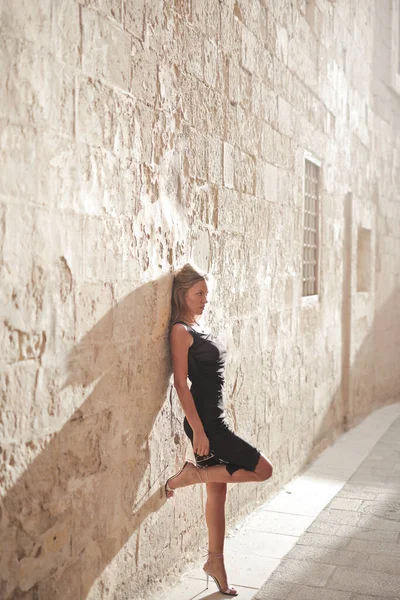 Hermosa Modelo Apoyada Una Pared Mdina Malta — Foto de Stock