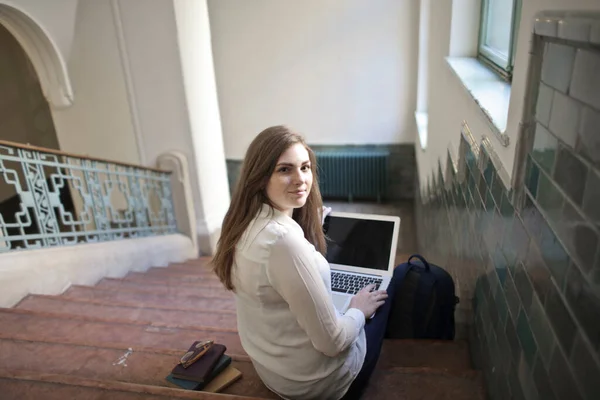 Okulun Merdivenlerinde Oturan Genç Bir Kadının Portresi — Stok fotoğraf
