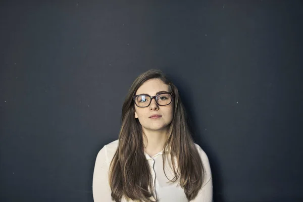 Retrato Una Joven Estudiante Apoyada Una Pizarra — Foto de Stock