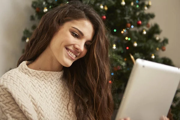 Mulher Jovem Com Tablet Mão Segundo Plano Uma Árvore Natal — Fotografia de Stock