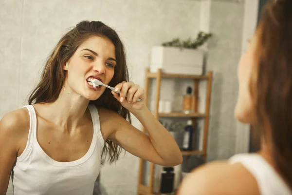Jovem Mulher Espelho Escova Dentes — Fotografia de Stock