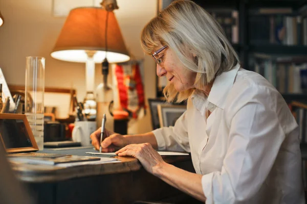 Porträt Einer Älteren Dame Beim Schreiben — Stockfoto
