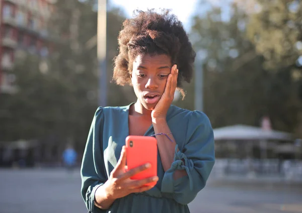 Mujer Joven Sorprendida Con Teléfono Inteligente Mano — Foto de Stock