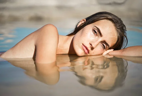 Retrato Mujer Joven Agua Mar —  Fotos de Stock