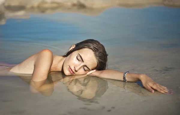 바다위에 여자의 — 스톡 사진