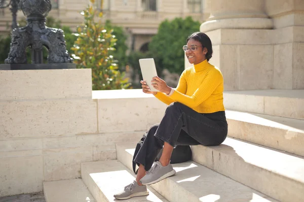 Mujer Joven Sentada Una Escalera Ciudad Con Una Tableta — Foto de Stock