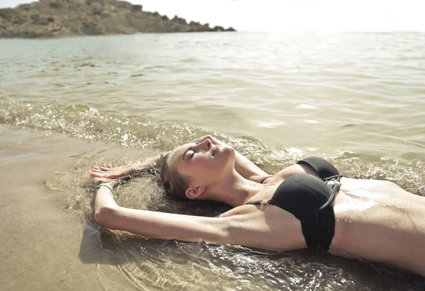 Mujer Joven Acostada Playa — Foto de Stock
