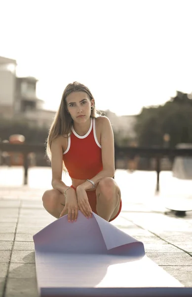 Parkta Spor Yapmak Için Paspas Taşıyan Genç Bir Kadının Portresi — Stok fotoğraf