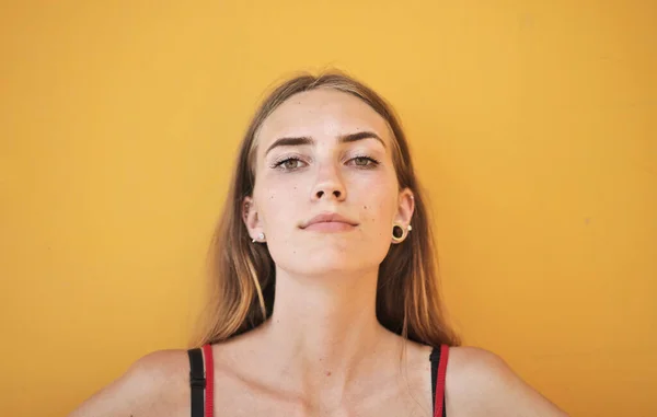 若い美しい女性の肖像画黄色の背景 — ストック写真