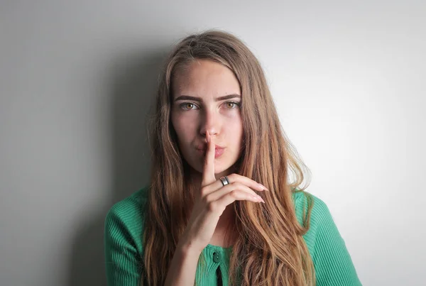 Porträtt Ung Kvinna Medan Gör Tystnad Gest — Stockfoto