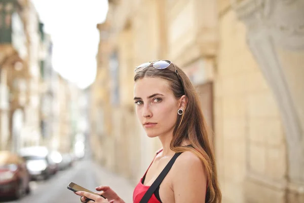 Portret Van Jonge Vrouw Tijdens Het Gebruik Van Een Smartphone — Stockfoto