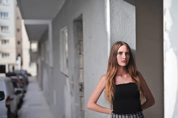 Porträtt Ung Kvinna Lutar Sig Mot Mur Staden — Stockfoto