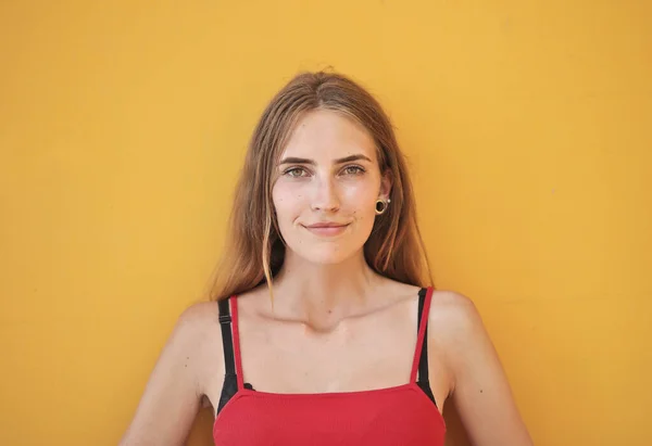 Sarı Arka Planda Genç Güzel Bir Kadının Portresi — Stok fotoğraf