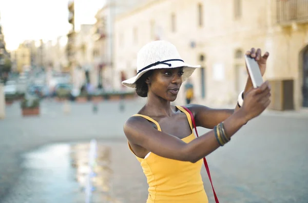 Ung Kvinna Gatan Tar Selfie — Stockfoto