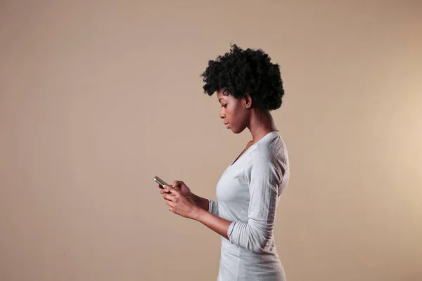 Портрет Молодой Женщины Использовании Смартфона — стоковое фото