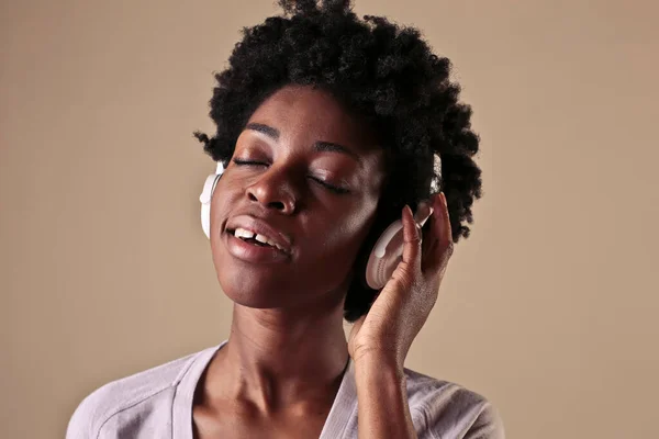 Portret Van Jonge Vrouw Tijdens Het Luisteren Naar Muziek — Stockfoto