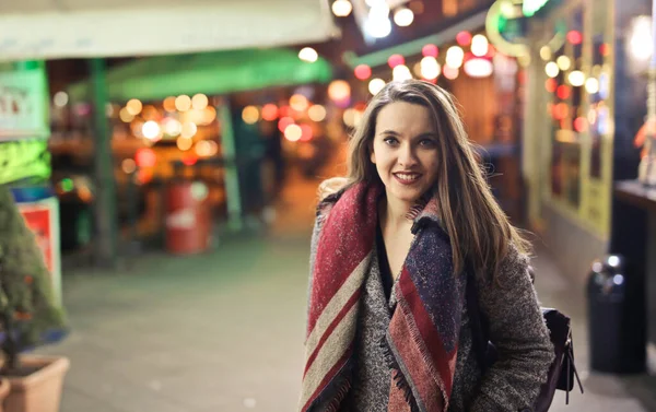 Geceleri Sokakta Genç Bir Kadının Portresi — Stok fotoğraf