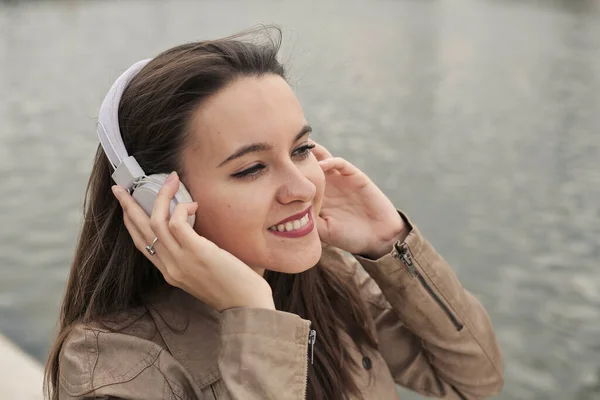 ヘッドフォンで音楽を聴きながら若い女性の肖像画 — ストック写真