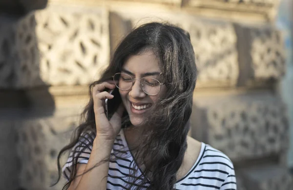 Młoda Kobieta Śmiech Telefon — Zdjęcie stockowe