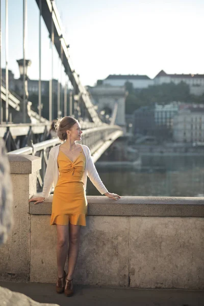 Jeune Femme Sur Pont Budapest — Photo