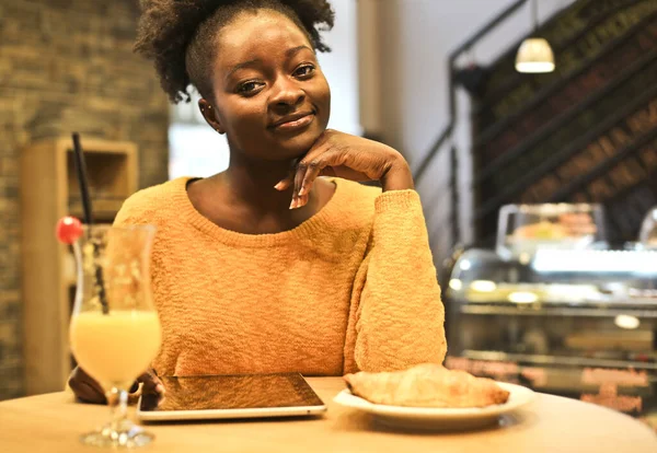 Jonge Zwarte Vrouw Een Cafe Met Een Tablet — Stockfoto