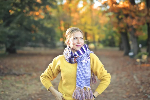 Porträtt Ung Kvinna Park Hösten — Stockfoto