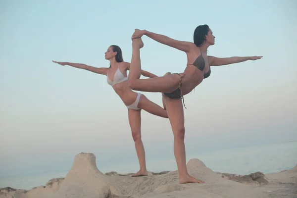 Two Young Women Practice Aerobic Exercises Beach — Stock Photo, Image