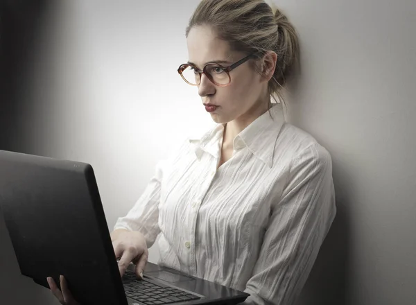Orolig Ung Kvinna Arbetar Datorn — Stockfoto
