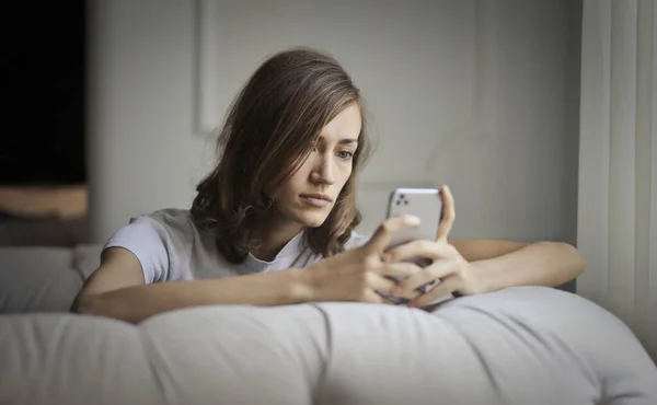 Porträtt Ung Kvinna Som Sitter Fåtölj Medan Använder Smartphone — Stockfoto