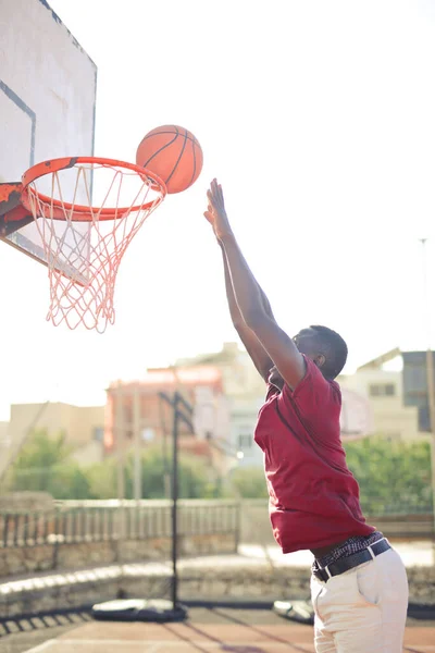 Young Man Throws Ball Basket — Stock Photo, Image
