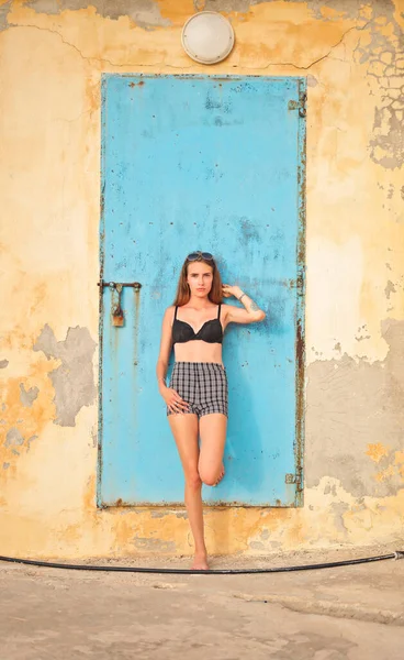 Young Woman Lingerie Leaning Old Door — Stock Photo, Image