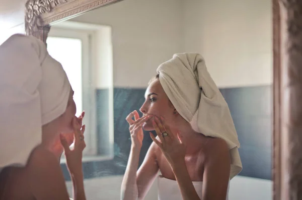 Mladá Žena Koupelně Před Zrcadlem Zkontroluje Svou Kůži — Stock fotografie