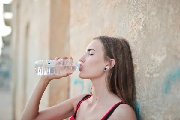 Jonge Vrouw Drinkt Water Uit Een Plastic Fles — Stockfoto