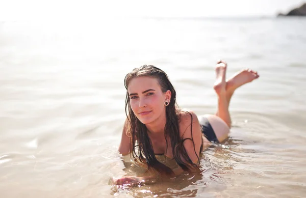 Genç Kadın Plajda Yatıyor — Stok fotoğraf
