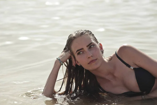 Mujer Joven Acostada Playa —  Fotos de Stock