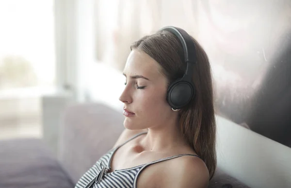 Νεαρή Γυναίκα Ακούει Μουσική Ακουστικά — Φωτογραφία Αρχείου