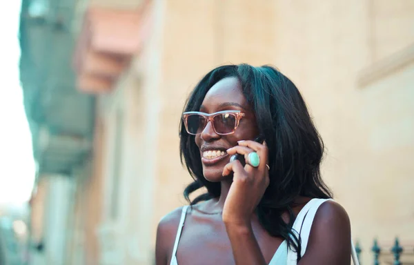 Portret Van Een Jonge Vrouw Aan Telefoon — Stockfoto