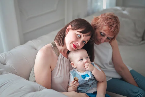 Famille Composée Mère Fils Grand Mère Sur Canapé Images De Stock Libres De Droits