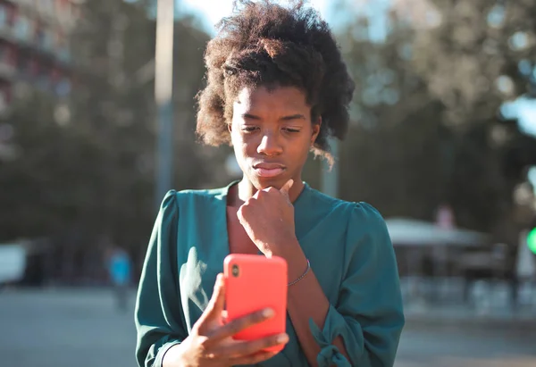 Bezorgde Jonge Vrouw Met Een Smartphone Handen Stockafbeelding