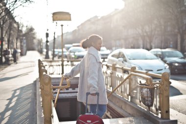 Sokakta elinde el arabası olan genç bir kadın.