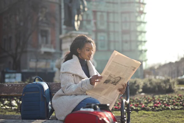 Young Woman Sitting Bench Reads Newspaper — Stock Photo, Image