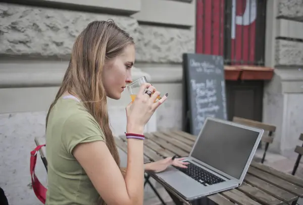 Mujer Joven Café Aire Libre Utiliza Una Computadora Imágenes de stock libres de derechos