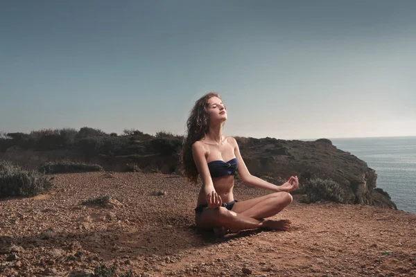 Junge Frau Praktiziert Yoga Strand Stockbild