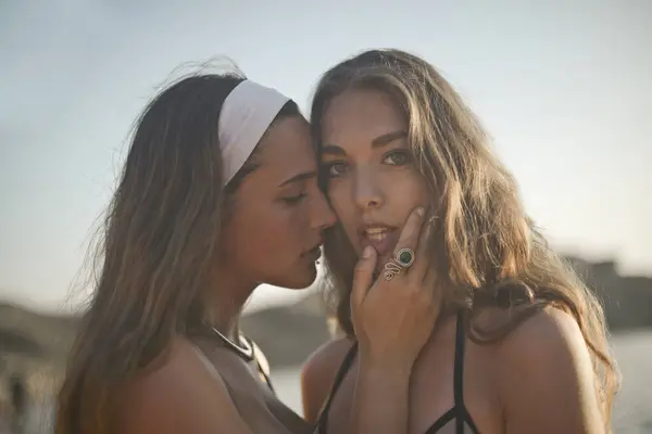 Potret Dua Wanita Muda Merangkul Pantai Stok Foto