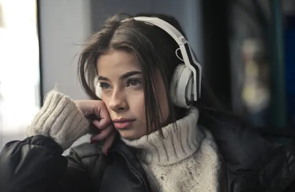 Mujer Joven Escucha Música Tren Fotos de stock