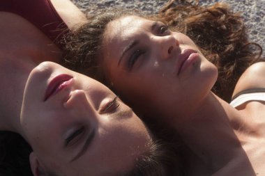 İki genç kızın portresi.